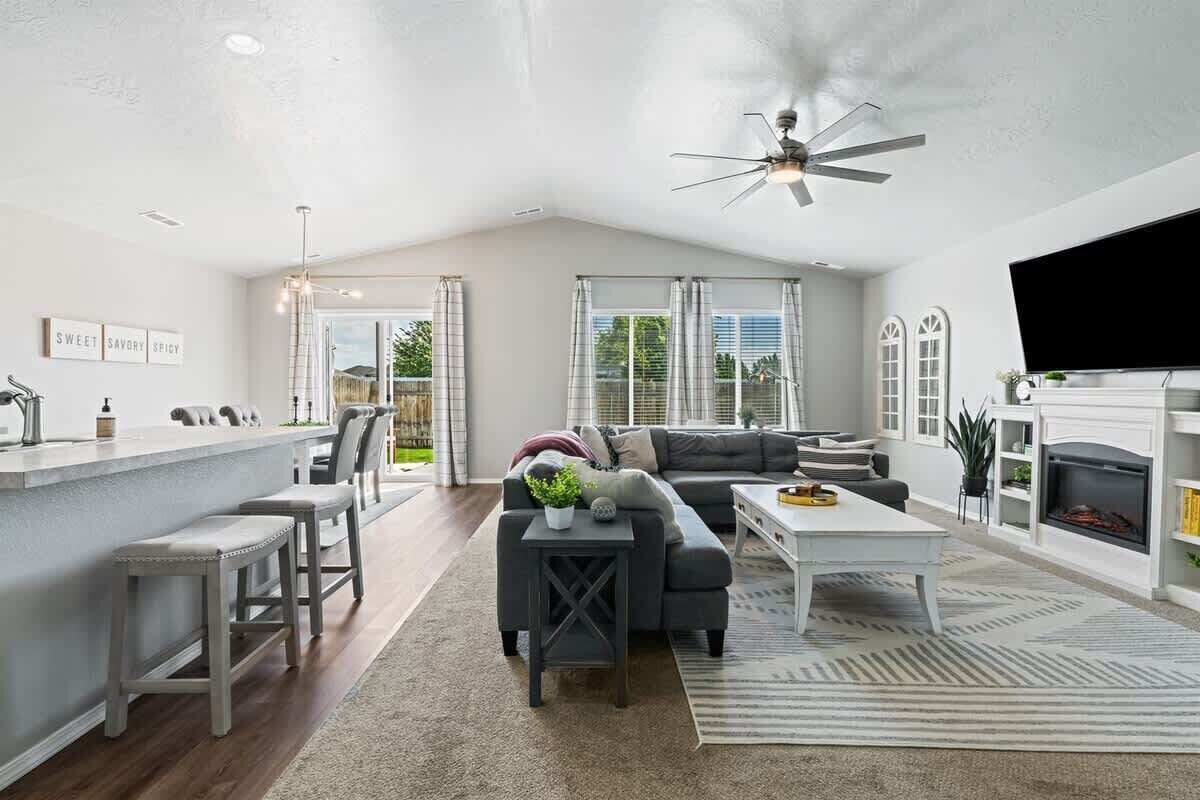 Smart TV, fireplace, offices