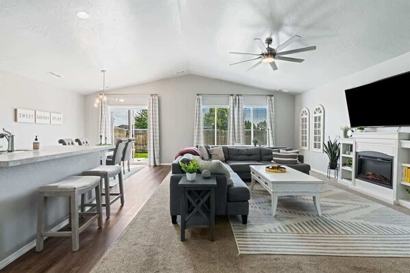 TV connectée, cheminée, espaces bureaux