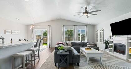 Stylish Nampa Home Near Freeway | 3BR w/ Garage, Basketball Court, Sleeps 10