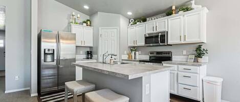 Réfrigérateur, micro-ondes, four, plaque de cuisson