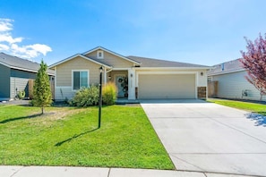 Exterior - Stylish Nampa Home Near Freeway | 3BR w/ Garage, Basketball Court, Sleeps 10 (Nampa)