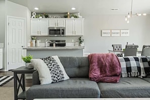 Smart TV, fireplace, offices - Stylish Nampa Home Near Freeway | 3BR w/ Garage, Basketball Court, Sleeps 10 (Nampa)
