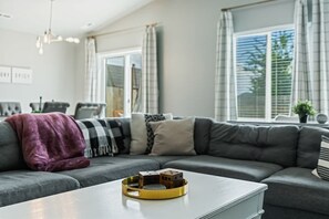 TV connectée, cheminée, espaces bureaux