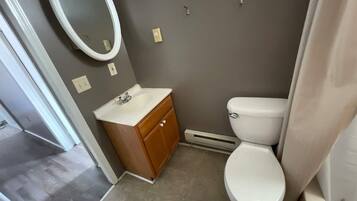 Combined shower/tub, towels, toilet paper