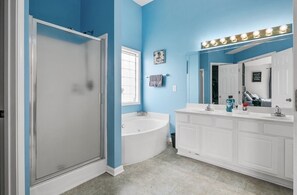 Ensemble douche/baignoire, baignoire Ă jets, sĂšche-cheveux
