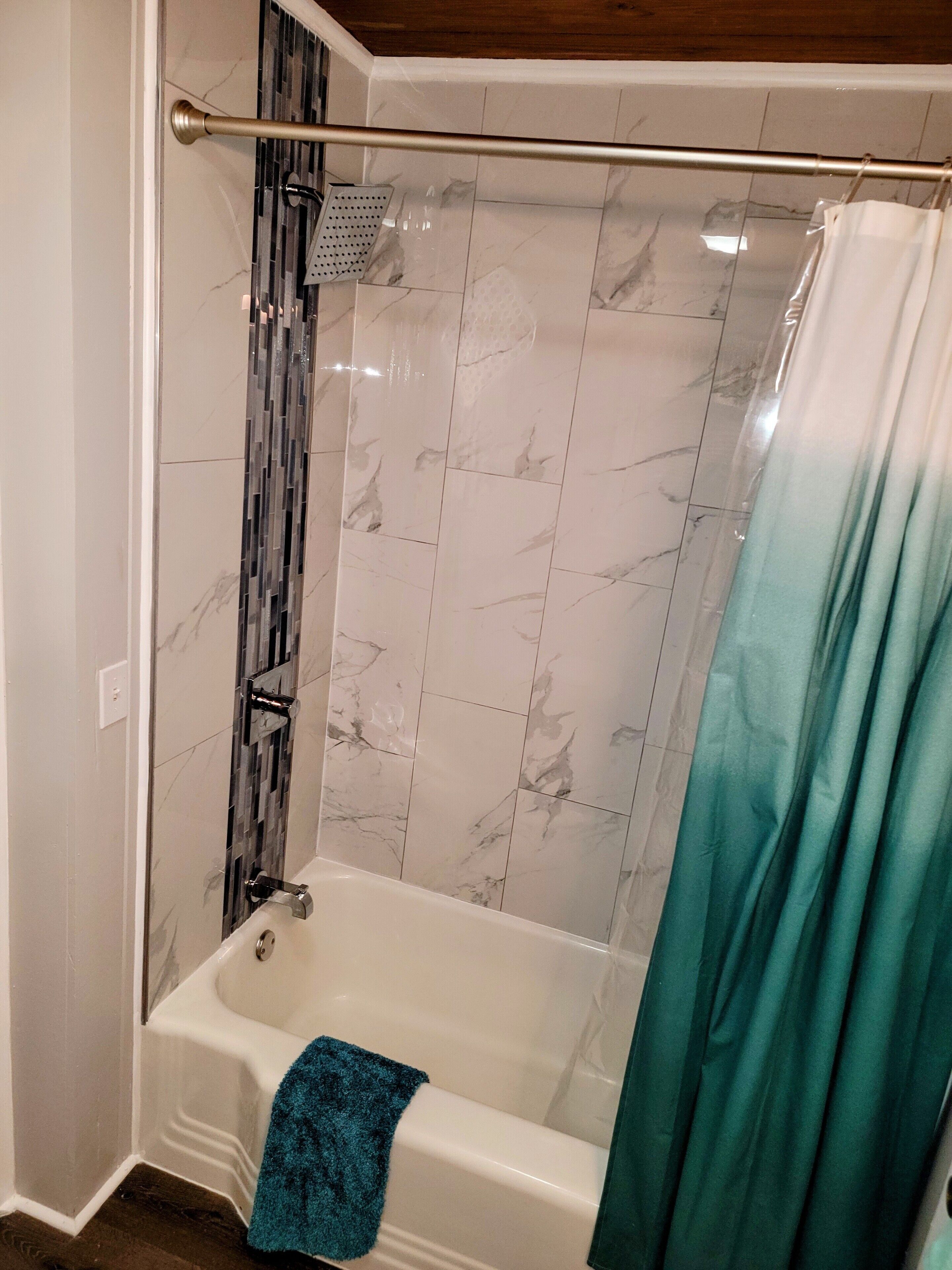 Ein Badezimmer mit Badewanne, Dusche und einer separaten Duschkabine.