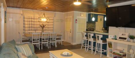 Een televisie en boeken