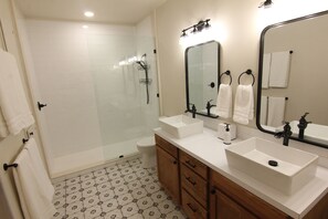 Dusche, Handtücher, Toilettenpapier