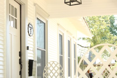 Fully Remodeled! Three minute WALK to the Pioneer Woman Merc!