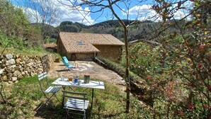 Outdoor dining - Superb loft gîte / bed and breakfast:<br>La grange d ArtDèche (Saint-Martin-de-Valamas)