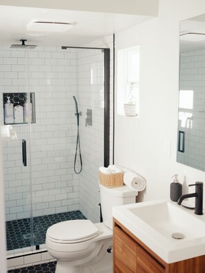 Bathtub, hair dryer, towels, soap - Steps from Downtown Exeter and a short drive to Sequoia National Park (Exeter)