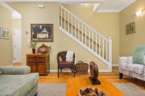 Fernseher, Kamin, Bücher