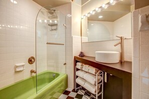 Suihkun ja ammeen yhdistelmä, hiustenkuivaaja