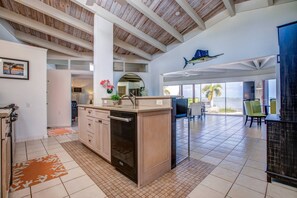 Réfrigérateur, four à micro-ondes, lave-vaisselle, cafetière-théière