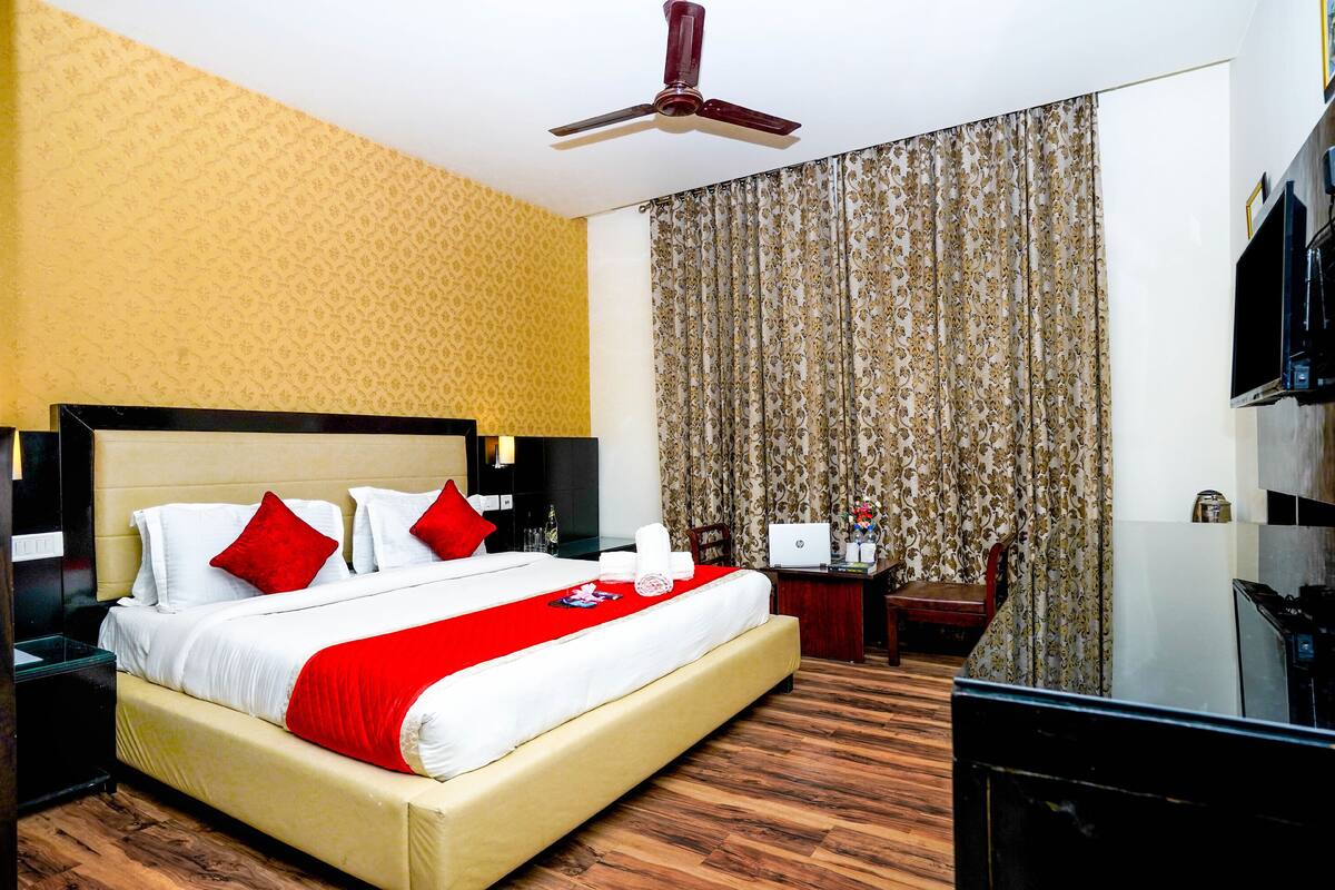 Deluxe Room | Frette Italian sheets, premium bedding, blackout drapes, WiFi (free)