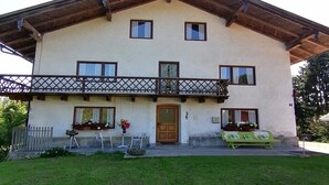 Exterior - Vacation apartment farmhouse, 1st floor, 90 sqm, 4 separate bedrooms (Bad Endorf)