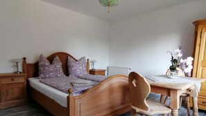 4 bedrooms, bed sheets - Vacation apartment farmhouse, 1st floor, 90 sqm, 4 separate bedrooms (Bad Endorf)