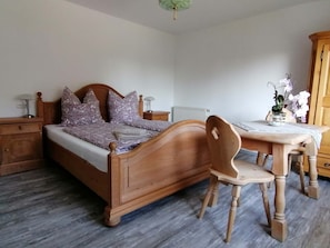 4 bedrooms, bed sheets