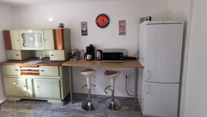 Coffee/tea maker, fridge, microwave, oven - Vacation apartment farmhouse, 1st floor, 90 sqm, 4 separate bedrooms (Bad Endorf)