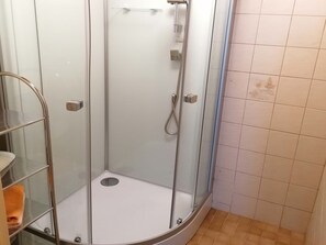Chuveiro, secador de cabelo, toalhas de banho