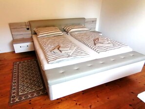 1 bedroom, bed sheets - Vacation apartment farmhouse, first floor, 65 sqm, 2 separate bedrooms (Bad Endorf)