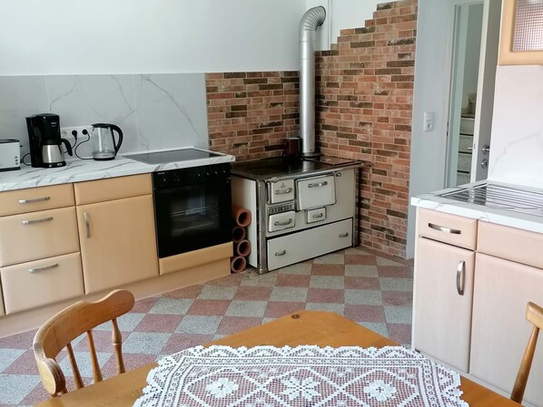 Cafetera y tetera, refrigerador, microondas y horno 