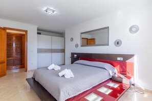 4 عدّة غرف نوم وواي فاي مجانًا وملاءات أسرّة