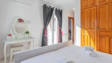 3 slaapkamers, een strijkplank/strijkijzer, gratis wifi, beddengoed