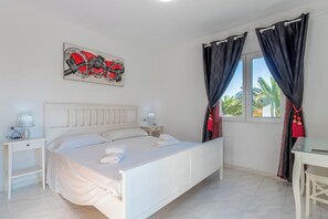 3 bedrooms, iron/ironing board, free WiFi, bed sheets