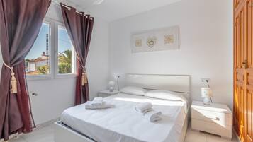 3 slaapkamers, een strijkplank/strijkijzer, gratis wifi, beddengoed