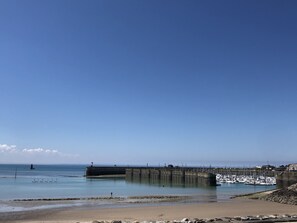 On the beach - Pleasant, comfortable apartment with sea view (Granville)