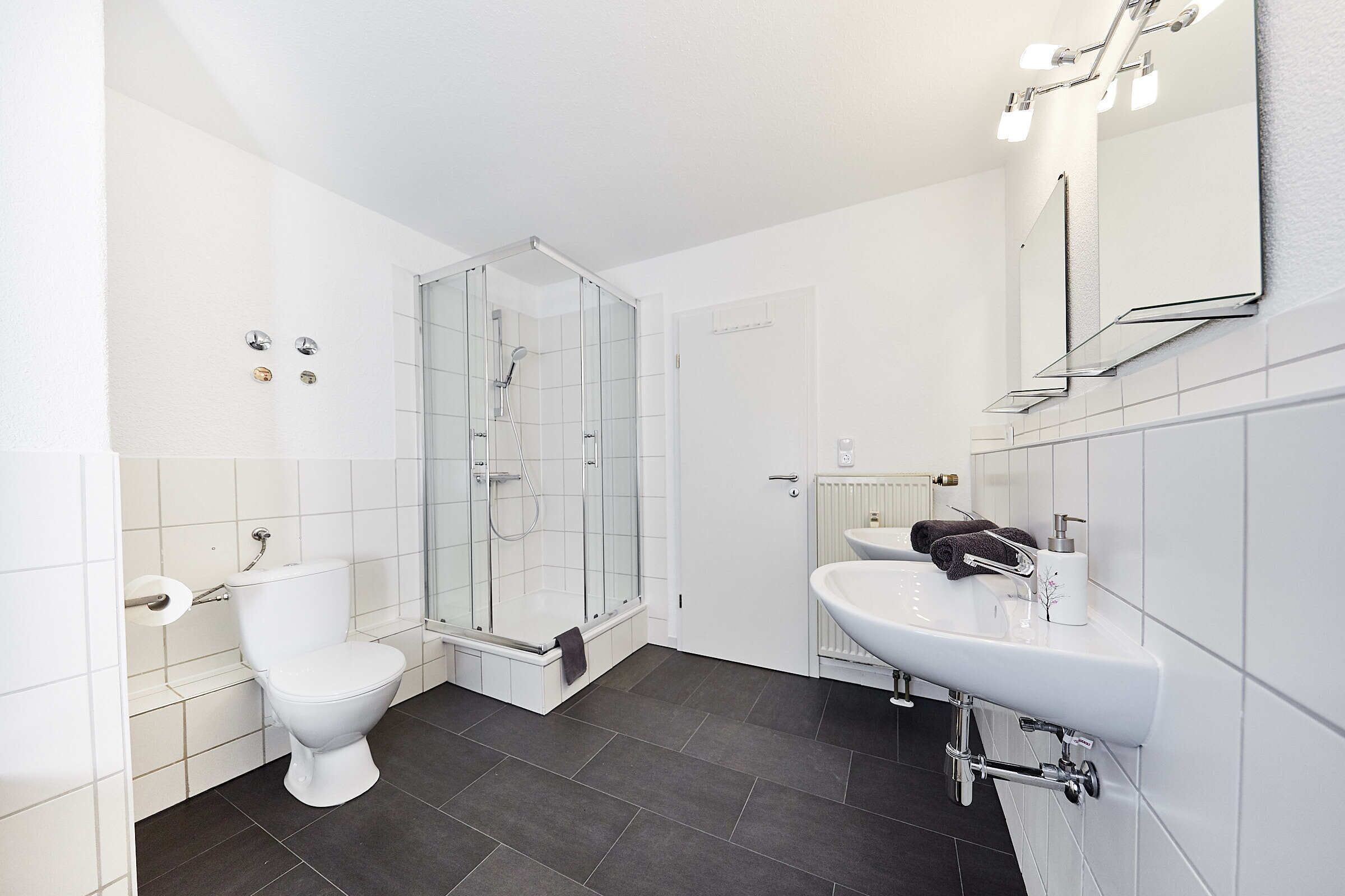 Bathtub, towels