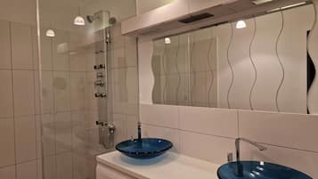 Dusche, Haartrockner, Handtücher, Seife