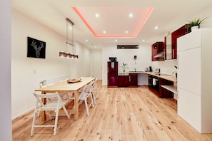 Frigorífico, microondas, horno y placa de cocina