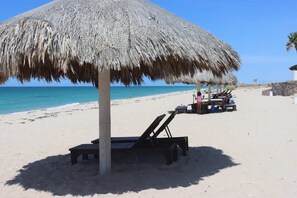 På stranden