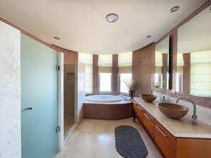 Baignoire, sĂšche-cheveux, serviettes fournies