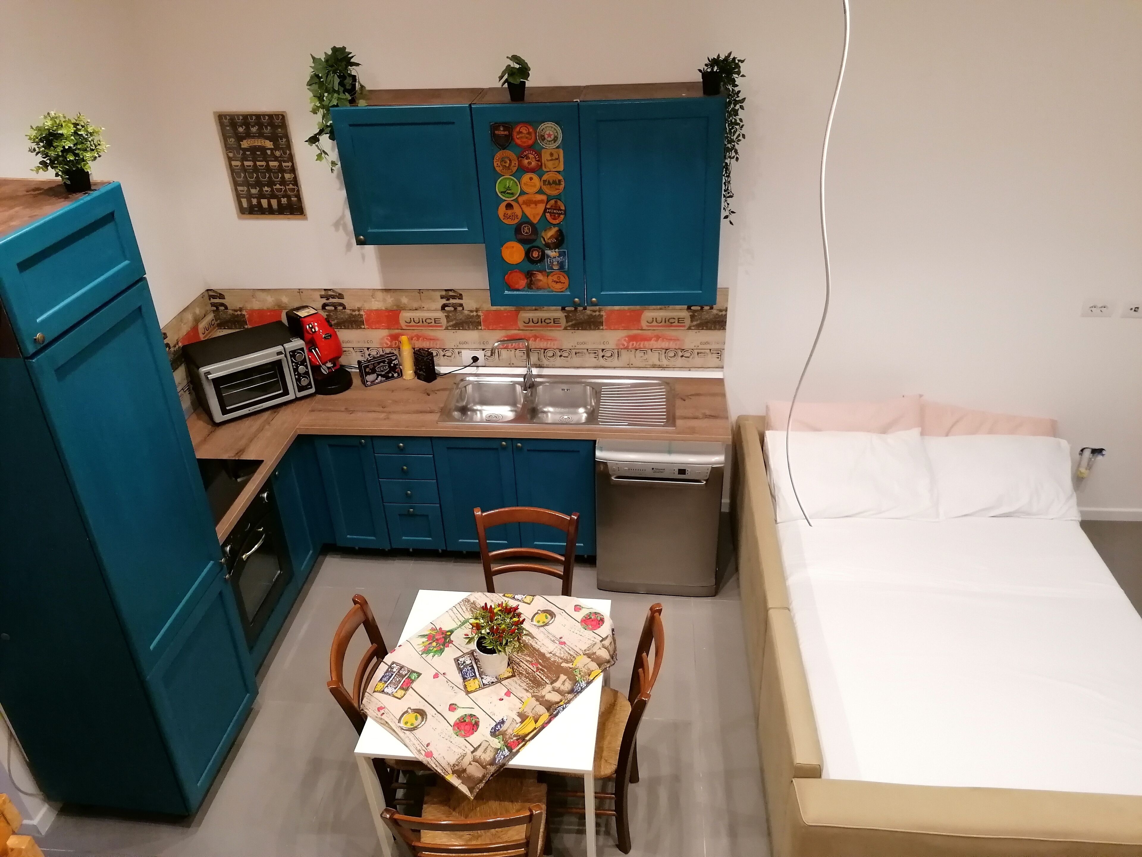 1 camera, una scrivania, ferro/asse da stiro, culla da viaggio