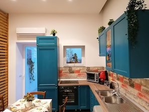 Fridge, oven, stovetop, coffee/tea maker - Casa Al Vino (Portici)