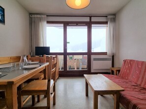 Interior - Sunny 2-Room Apartment with Balcony, Near Slopes, Free Wi-Fi & Parking – Sleeps 6 (Le Dévoluy)