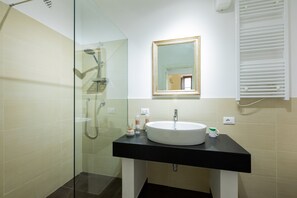 Apartment | Badezimmer | Dusche, Handtücher