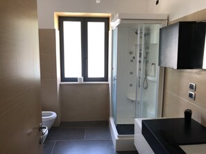 Dusche, Haartrockner, Bidet, Handtücher