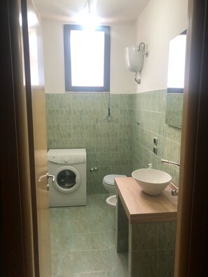 Chuveiro, secador de cabelo, bidê, toalhas de banho