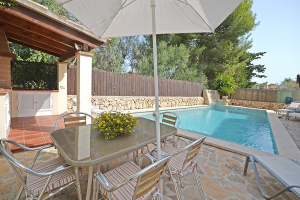 Jaume, a cozy chalet by the sea in Mallorca, perfect for relaxing and enjoying coastal peace.