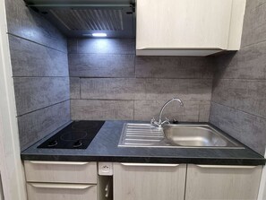 Micro-ondes, plaque de cuisson, cafetiĂšre/bouilloire