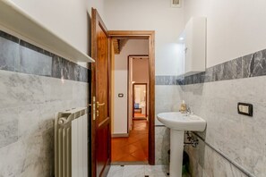 Douche, sĂšche-cheveux, bidet