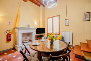 Dining - Cozy 45 sqm apartment, able to accommodate up to 4 people, located on the first floor of an ancient building in good condition (NO lift). The property is located in the center of Florence (Restricted-Traffic Area), a few steps from the Basilica of San Lo (Florence)