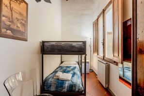 2 slaapkamers, een strijkplank/strijkijzer, wifi, beddengoed