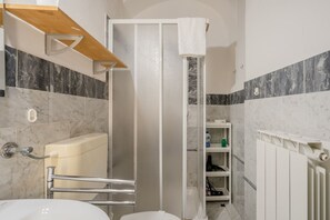 Regadera, secadora de cabello, bidet