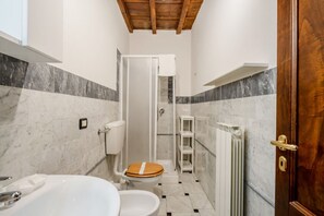 Chuveiro, secador de cabelo, bidê