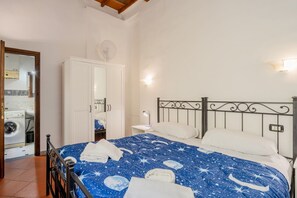 2 habitaciones, tabla de planchar con plancha, wifi y ropa de cama